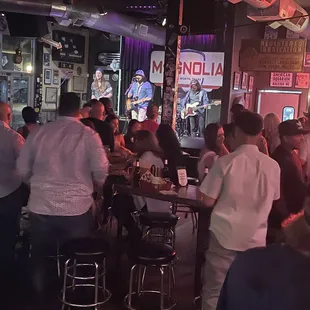 a crowd of people sitting at a bar