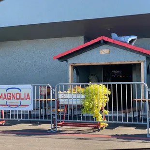 the entrance to magnolia motor lounge