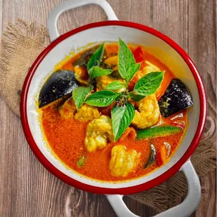 28. Red Curry
Eggplant, bamboo shoots, bell pepper and basil with homemade red Thai chili.