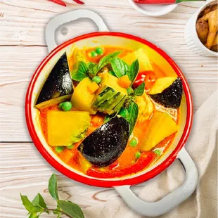 31. Pumpkin Curry
Pumpkin in red curry, carrot, bamboo shoots, bell pepper, peas and basil leaves.