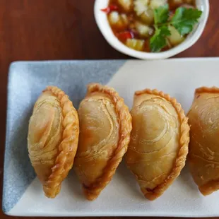 crispy puff with Chicken stuffed with potatoes, onions and curry powder served with cucumber salad.