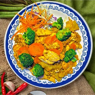 45. Pad See Ew
Wide rice noodles stir fried with egg, broccoli, carrots and our signature sauce.