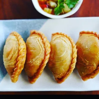 A2. VEG CURRY PUFF (4)