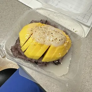 Mango w/ Sweet Sticky Rice