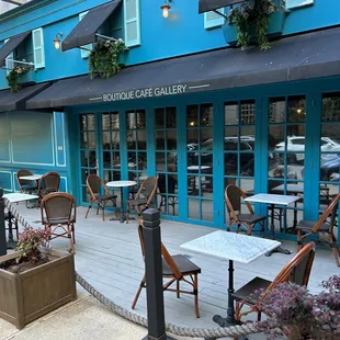 the outside of a cafe