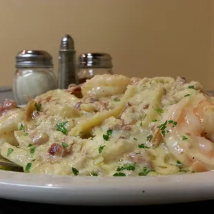 The amazing fettuccine carbonara with shrimp.