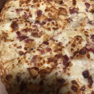 14 inch pizza with garlic white sauce and chicken and bacon on top