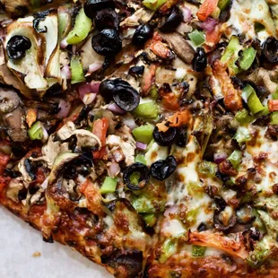 🍕🥦Veggie Pizza half w/ and half w/o cheese ($25/lg)🥦🍕