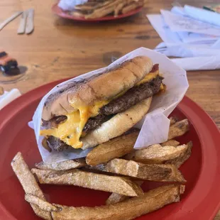 Stopped by after going to the Davis Mountsin State Park, worth the drive over. Best burgers!!