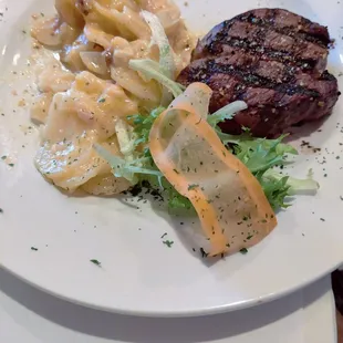 6 oz filet and I'll gratin potatoes, also came with a dinner salad. Filet was flavorful and cooked perfectly