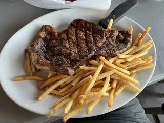 9 Iron Bar & Grill