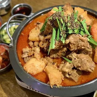 Pork neck-bone hot pot