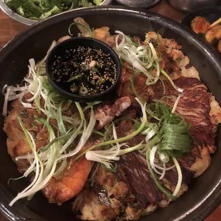 5. Assorted Seafood and Green Onion Pancake / 해물파전 / 海鲜蔥煎饼