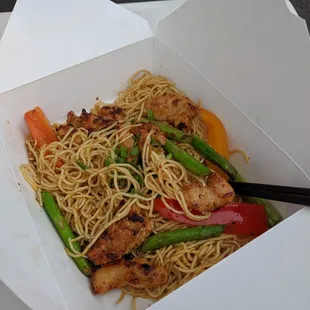 Garlic Noodle with Chicken, asparagus &amp; red bell peppers.