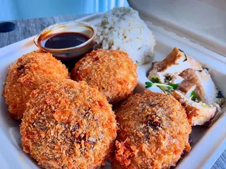 Pioneer Saloon Kaka'ako