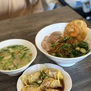 Egg noodle with dumplings combo