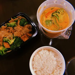pad kee mao
 red curry vegetarian
 jasmine rice