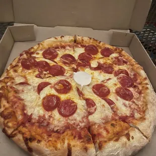 8 cut w x-cheese &amp; pepperoni.... The crust is DELICIOUS.... The sauce is really good and I WILL be ordering from here again.. ! Wow...!