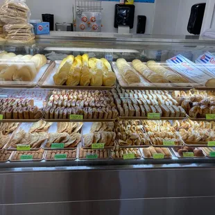 Todo tipo de pan pasteles Empanada papa rellena deditos yuca rellena croquetas una gran variedad