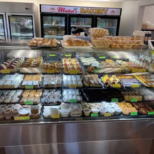 Increíble la cantidad de postre fino que tiene Maikel Bakery