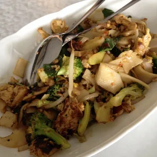 Pad Ki Mao Spicy Basil Noodle (medium)