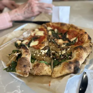 We ordered a half Popeye and Olive Oil and half margarita pizza. Delightful!