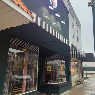 Are you ready for an experience? Come into Main and Monroe and you will be pleased! Great service and love the live music!