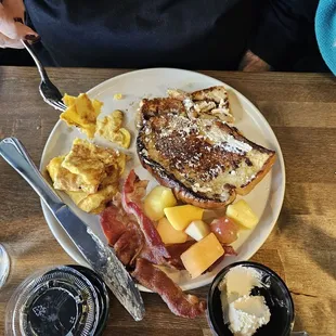 a plate of breakfast food