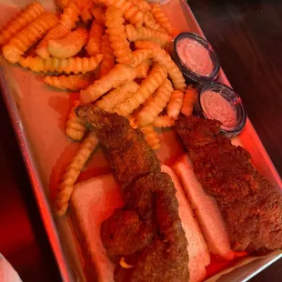 Tenders on toast with crinkle fries and come back sauce