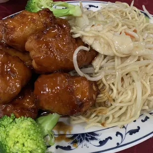 General Tso&apos;s Chicken lunch with chow mein