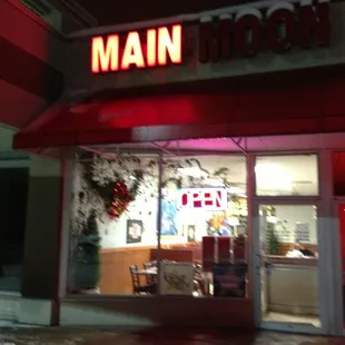 the front of a restaurant at night