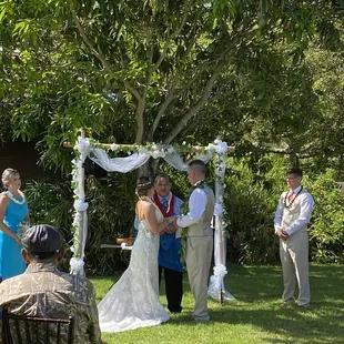 The arbor (arch) provided by Main Party Rentals HI