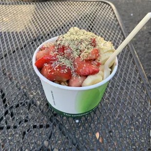 Beleza bowl with added hemp seed on top