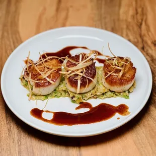Seared Scallops
creamed brussel sprouts, caramelized leeks in a truffle reduction sauce
