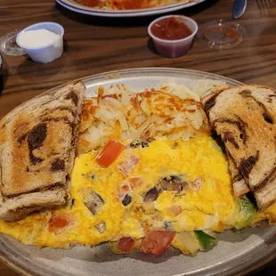 a plate of breakfast food
