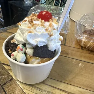 Caramel sundae with Oreos and cake bites.