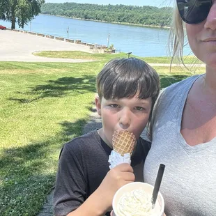 Strawberry shake &amp; River ambiance