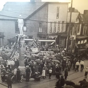 Cool picture taken in 1924 of the town's center.