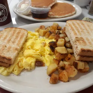 a plate of breakfast food