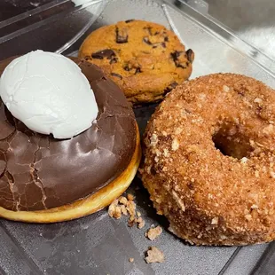 The chocolate and vanilla cream donut is so goods!