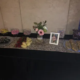 I like that the gold runner because it adds the extra touches to the tablecloth