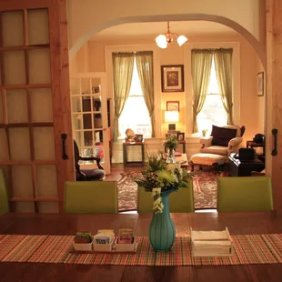 Enjoy Breakfast in Our Beautiful Dinning Room | Main Street Inn Bead &amp; Breakfast