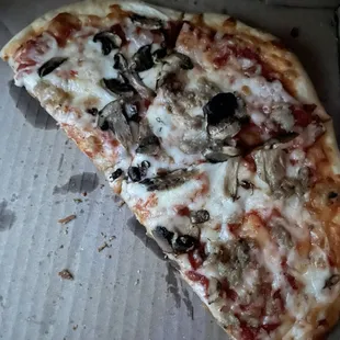 I forgot to take picture-Thin crust personal size pizza with in house made sausage and mushrooms