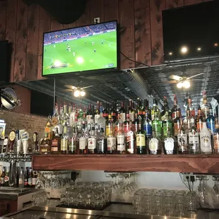 Full bar, 6 taps. 1 local "Lost Forty" brew, Love Honey bock on my visit.