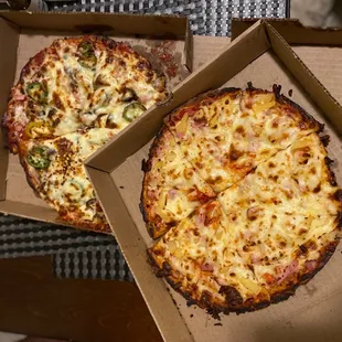 Cauliflower crust pizza- fully loaded &amp; Hawaiian