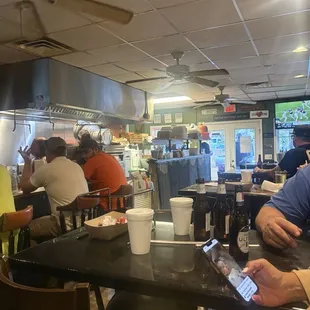 Chefs make'n the pizzas