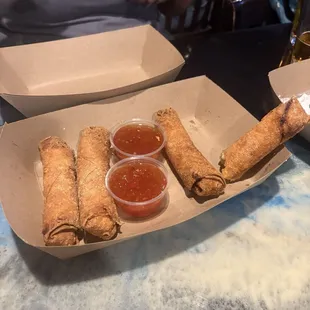 Order of 4 egg rolls with dip'n sauce.