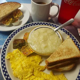 Scrambled eggs, grits, toast and coffee.