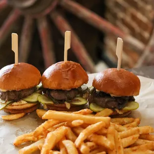 BEEF SLIDERS
 Angus steak burger, grilled onion, pickle,
 romeo sauce