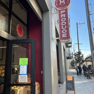 the entrance to the mainstay market